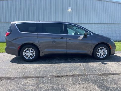 Used 2023 Chrysler Pacifica Touring-L FWD image 17