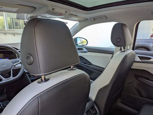Used 2025 Volkswagen Taos SE w/ Panoramic Sunroof Package FWD image 17