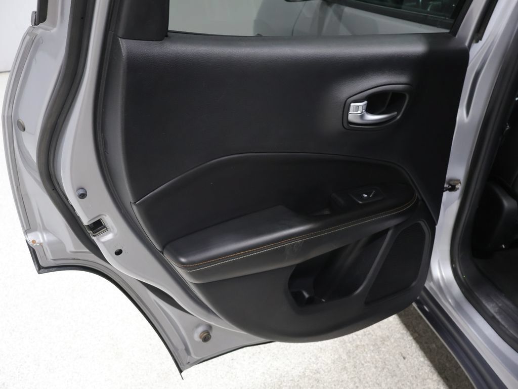 Used 2018 Jeep Compass Latitude AWD/4WD image 18