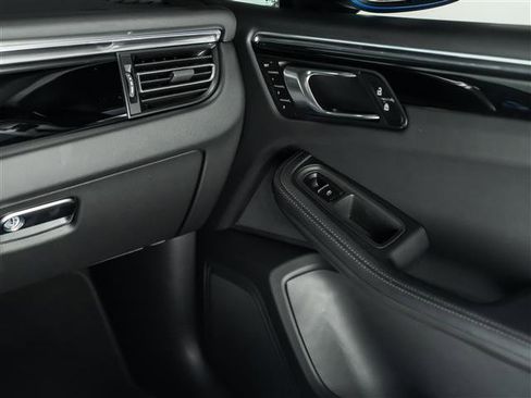 Certified 2026 Porsche Macan AWD/4WD image 27