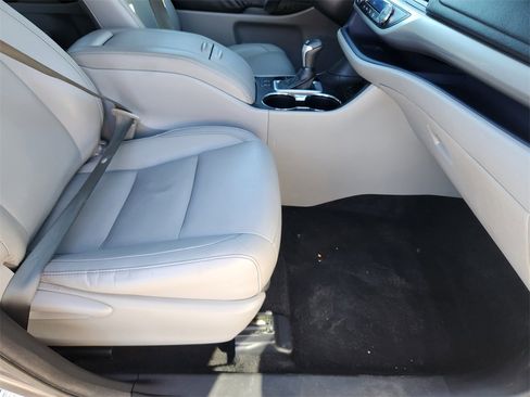 Used 2015 Toyota Highlander XLE image 16