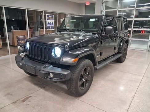 Used 2023 Jeep Wrangler Unlimited Sahara AWD/4WD image 3