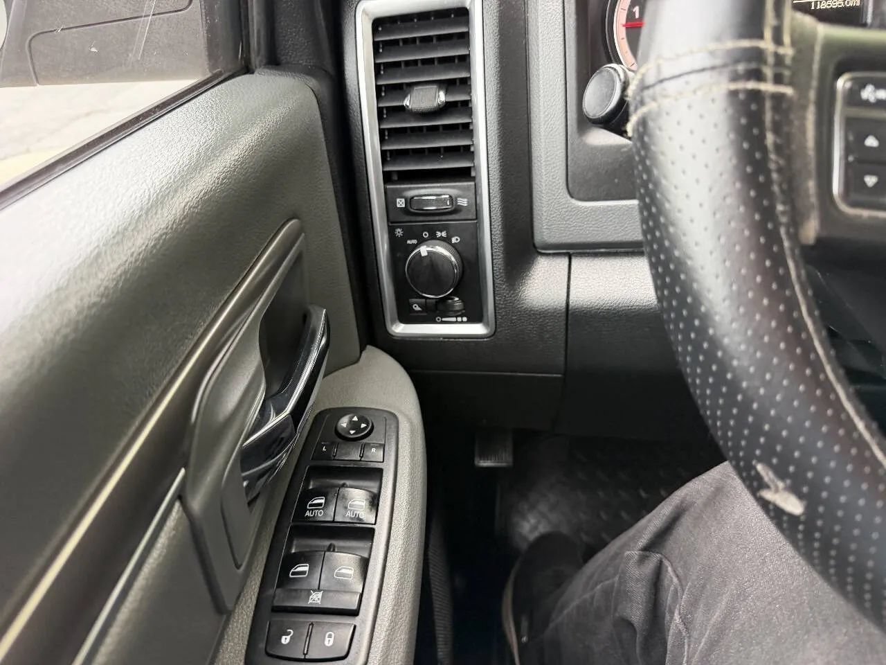 Used 2018 RAM 2500 SLT AWD/4WD image 30