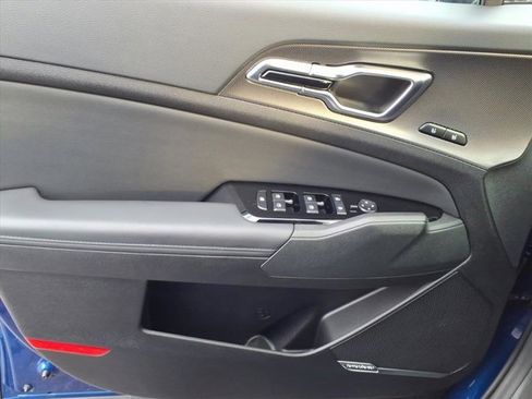 Used 2025 Kia Sportage SX image 23