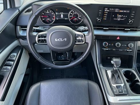 Used 2023 Kia Carnival LX image 11