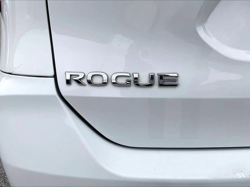 Certified 2017 Nissan Rogue SV w/ SV Premium Package FWD image 10