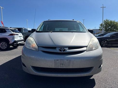 Used 2010 Toyota Sienna LE w/ Towing Prep Pkg FWD image 2