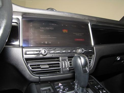 Used 2021 Porsche Macan image 7