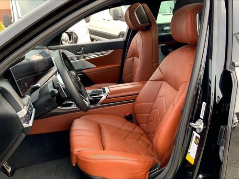 Used 2023 BMW 740i w/ Executive Package image 7