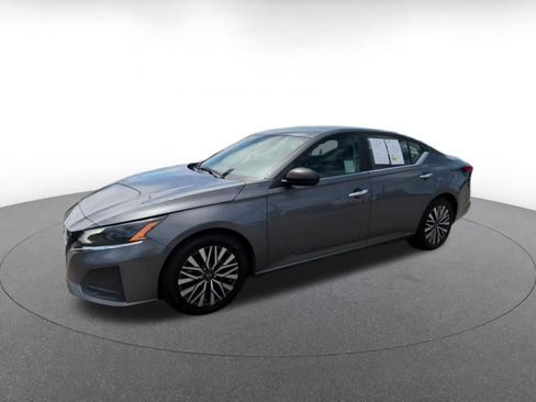 Used 2025 Nissan Altima 2.5 SV FWD image 6