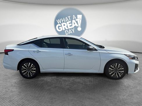 Used 2025 Nissan Altima 2.5 SV FWD image 2