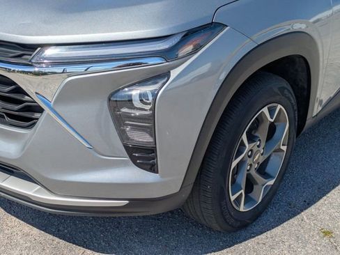 Used 2025 Chevrolet Trax LT FWD image 9