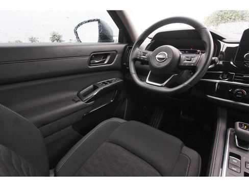 Certified 2025 Nissan Pathfinder SV FWD image 11