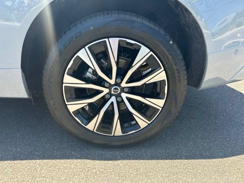 Certified 2025 Volvo XC60 B5 Plus AWD/4WD image 9