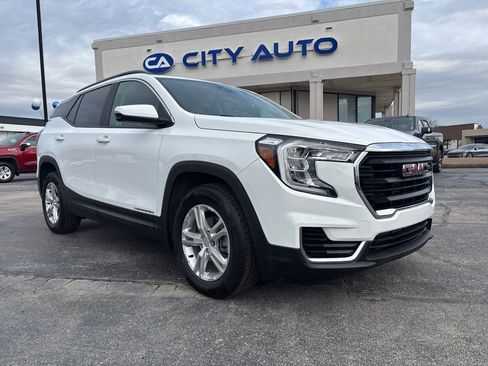 Used 2023 GMC Terrain SLE w/ Driver Convenience Package image 2