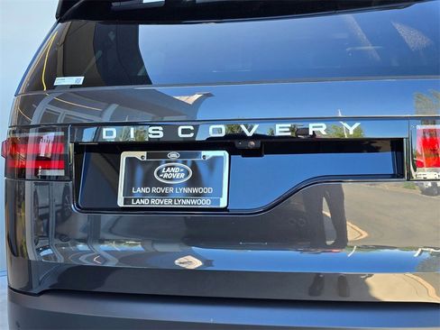 New 2025 Land Rover Discovery S image 9