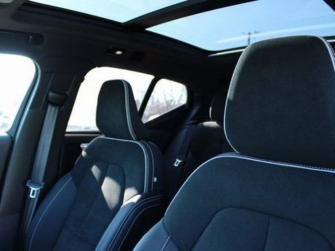 Used 2025 Volvo XC40 B5 Plus image 15