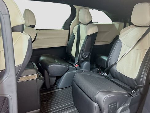 New 2026 Toyota Sienna Platinum image 24