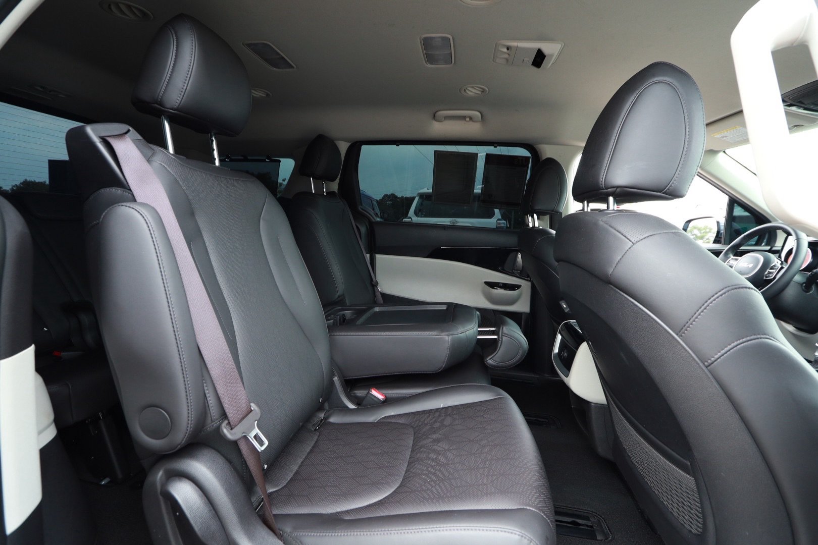 Used 2024 Kia Carnival EX FWD image 29