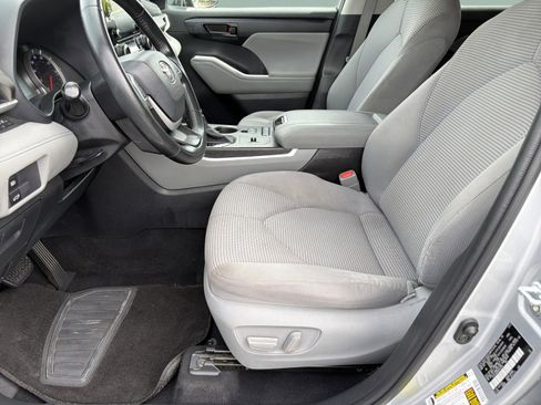 Used 2022 Toyota Highlander LE FWD image 9