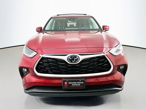 Used 2025 Toyota Highlander XLE image 2