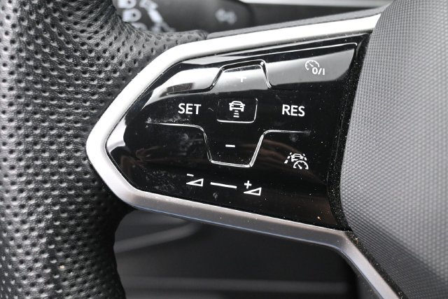 Used 2023 Volkswagen Tiguan SE R-Line FWD image 17