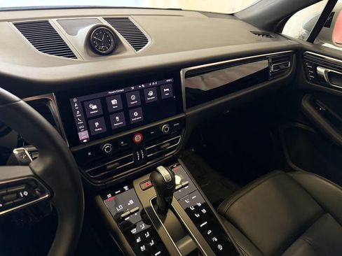 Certified 2026 Porsche Macan AWD/4WD image 18