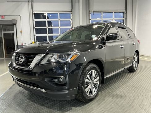 Used 2020 Nissan Pathfinder SV image 2