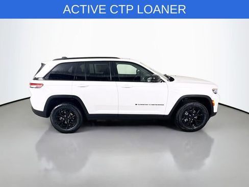 New 2025 Jeep Grand Cherokee Altitude AWD/4WD image 8