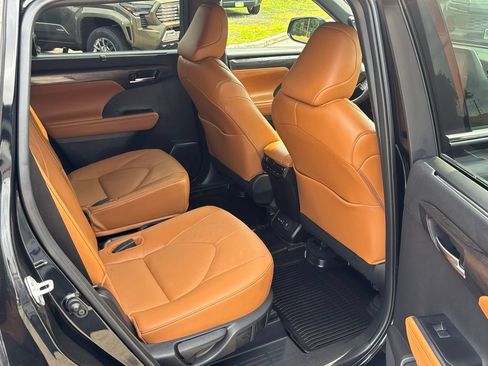Used 2024 Toyota Highlander Platinum AWD/4WD image 12