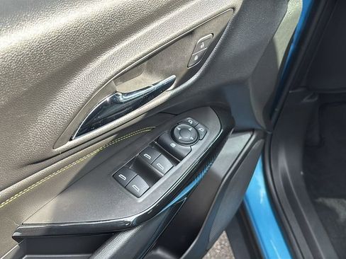 Used 2025 Chevrolet Trax LT w/ Sunroof Package image 14