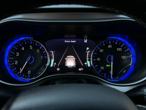 Used 2020 Chrysler Pacifica Touring-L w/ Advanced Safetytec Group image 34