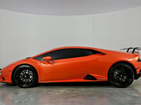 Used 2021 Lamborghini Huracan EVO image 8