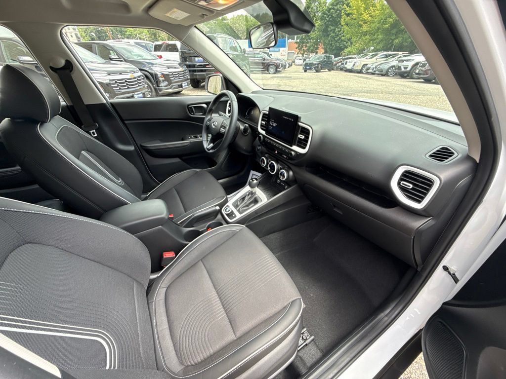 Certified 2024 Hyundai Venue Limited FWD image 17