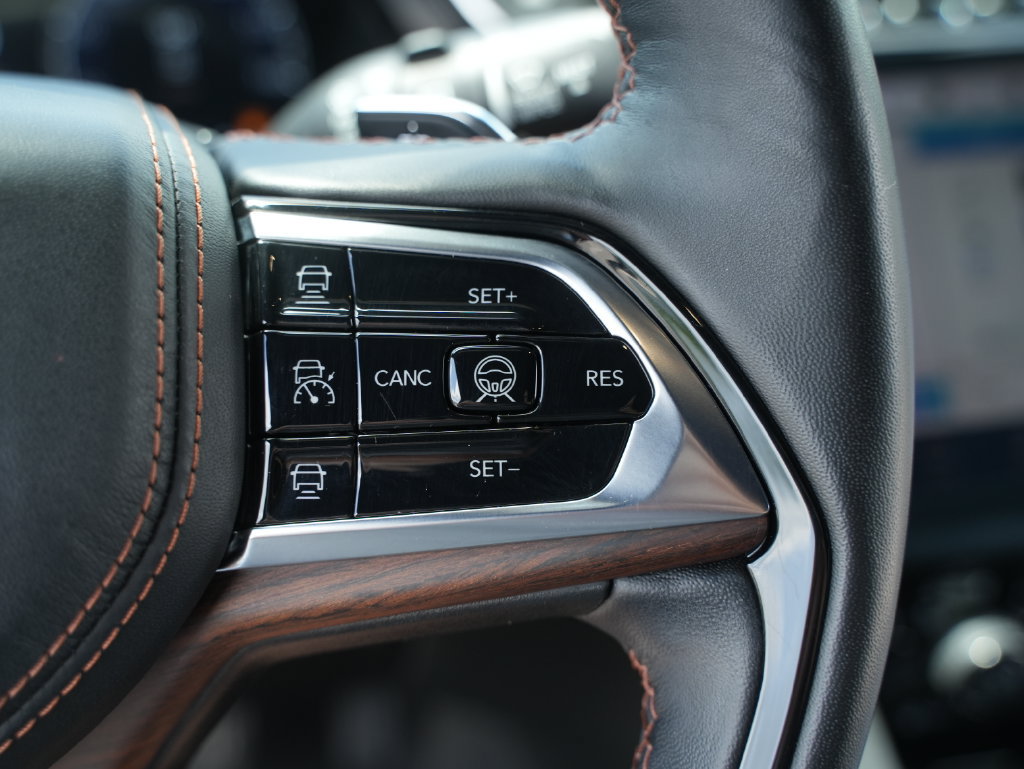 Used 2023 Jeep Grand Cherokee L Summit w/ Advanced Protech Group IV AWD/4WD image 37