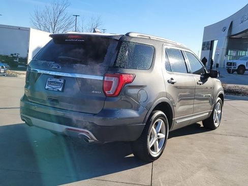 Used 2017 Ford Explorer XLT w/ Equipment Group 202A image 3