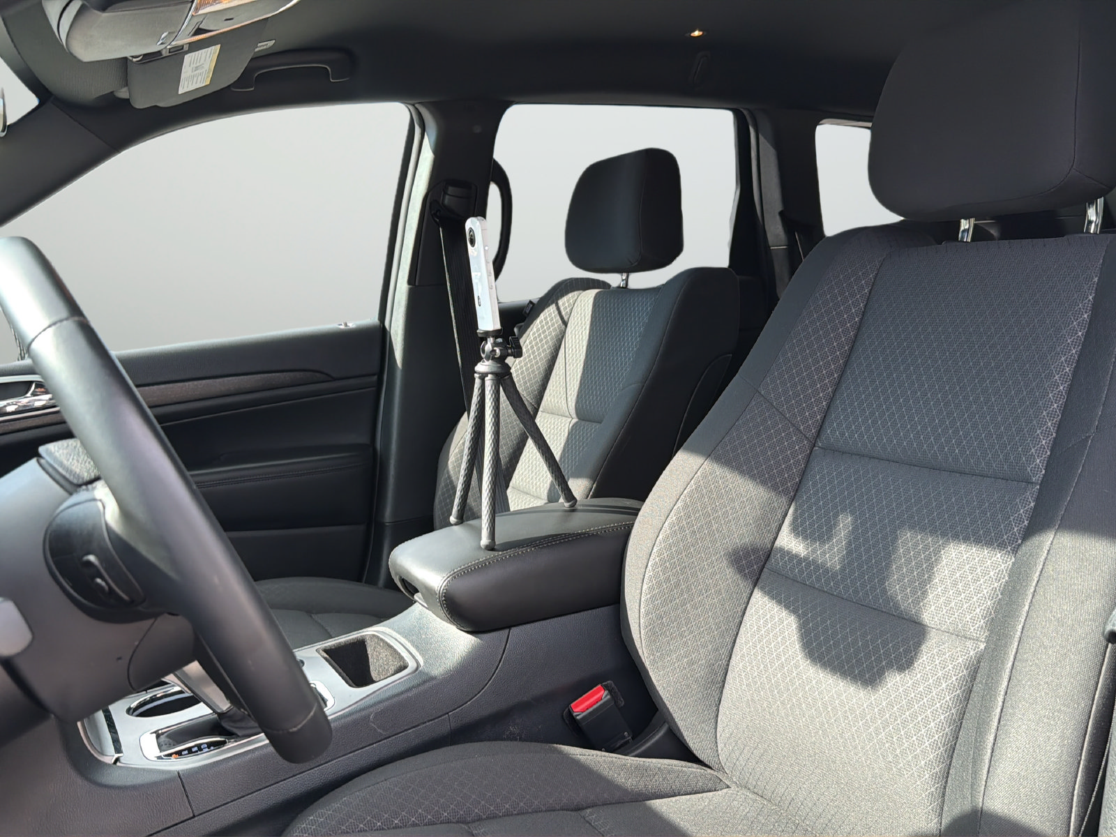 Used 2018 Jeep Grand Cherokee Laredo RWD image 31