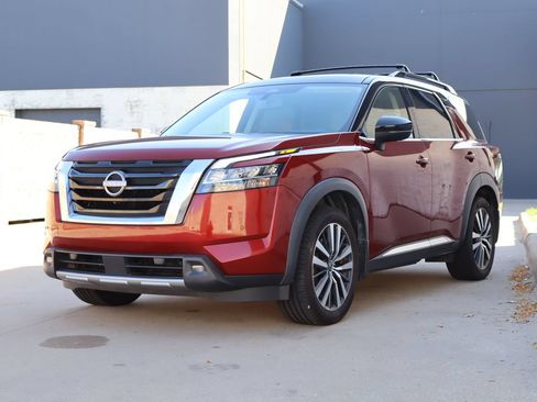 Used 2022 Nissan Pathfinder Platinum w/ Cargo Package FWD image 2