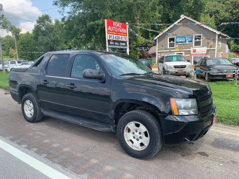 Used 2009 Chevrolet Avalanche LT w/ Convenience Package #1 AWD/4WD image 8