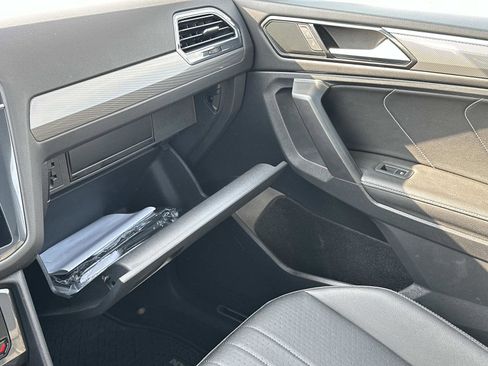 Used 2023 Volkswagen Tiguan SE R-Line image 32