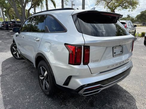 Certified 2022 Kia Sorento EX image 2