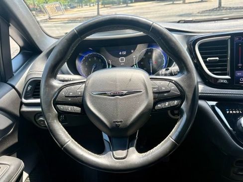 Used 2021 Chrysler Pacifica Touring w/ Uconnect Theater Family Group FWD image 20