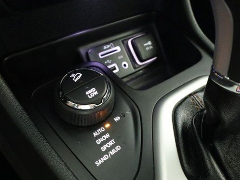 Used 2015 Jeep Cherokee Limited AWD/4WD image 19