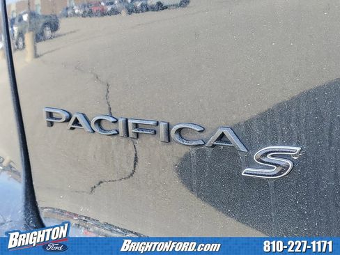 Used 2021 Chrysler Pacifica Touring-L w/ Uconnect Theater Family Group image 5