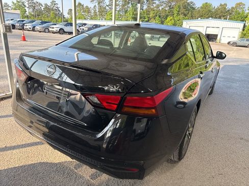 Used 2024 Nissan Altima 2.5 SV FWD image 3