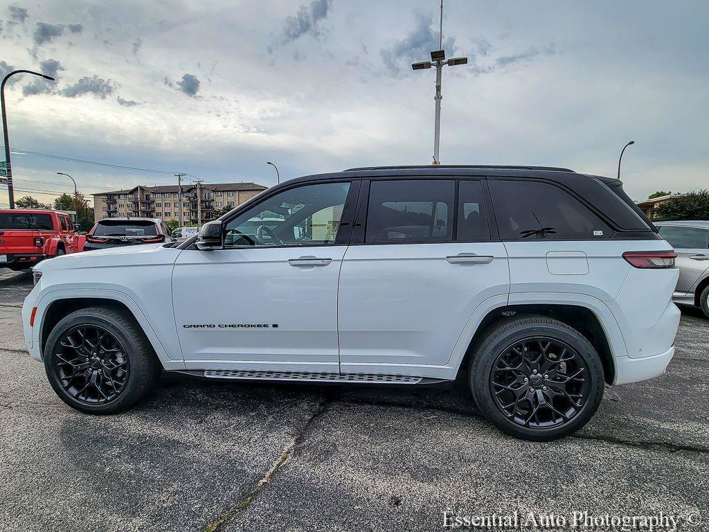 Used 2025 Jeep Grand Cherokee Summit AWD/4WD image 10