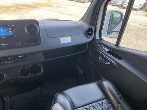 Used 2024 Mercedes-Benz Sprinter 2500 image 4
