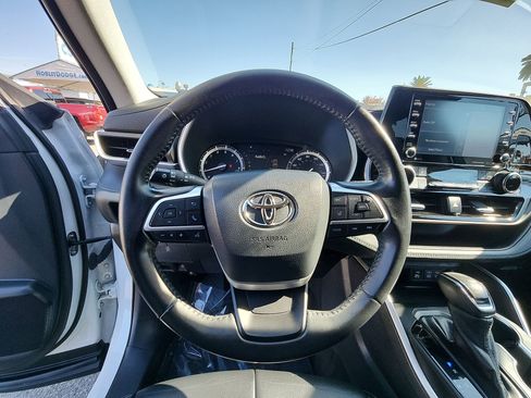 Used 2022 Toyota Highlander XLE image 11