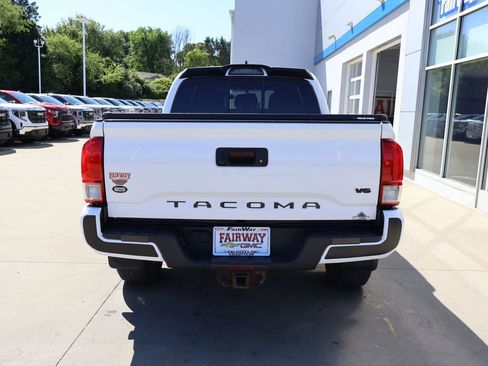 Used 2016 Toyota Tacoma TRD Sport w/ Towing Package AWD/4WD image 9