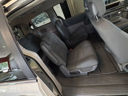 Used 2010 Chrysler Town & Country Touring FWD image 16